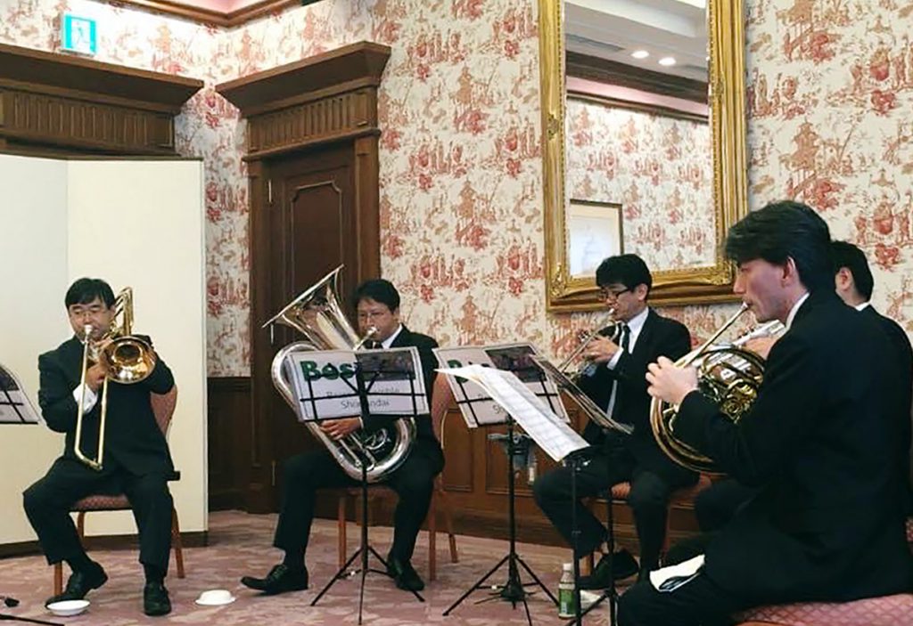 横浜・崎陽軒にて開催された祝賀パーティで金管5重奏を演奏。左から二人目が川崎氏