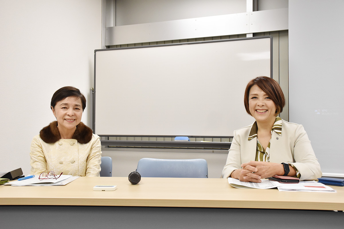 報告者 横山由紀子氏と座長 岡野美紀子氏
